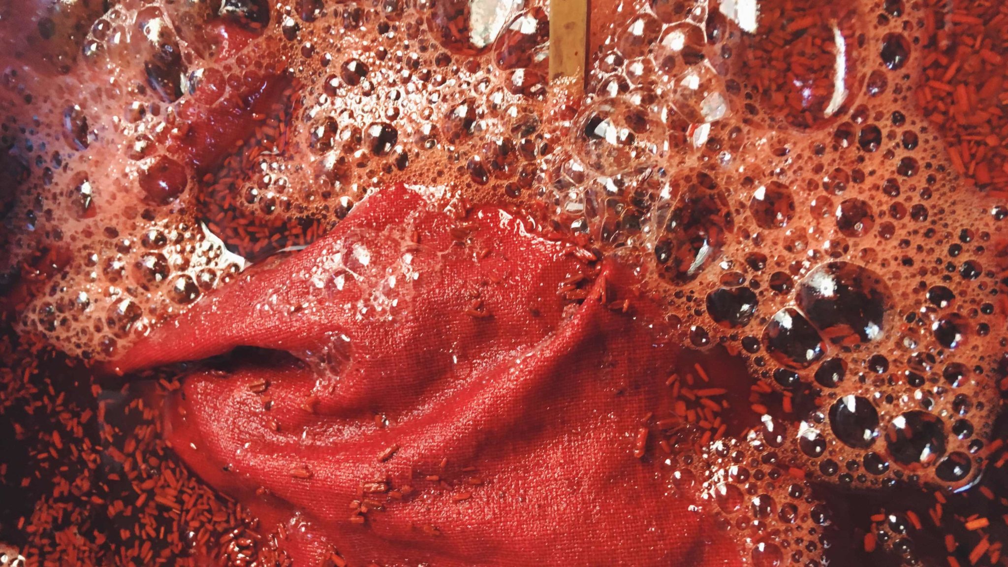 lână vopsită natural cu pigment roșu