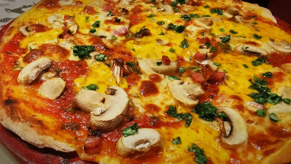 Pizza cu ciuperci șampinion