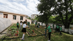 incredible-gradina-pedagogica-in-scoala-copiii-lucreaza-in-gradina