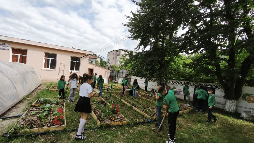 Copii lucrând într-o grădină pedagogică IncrEdible